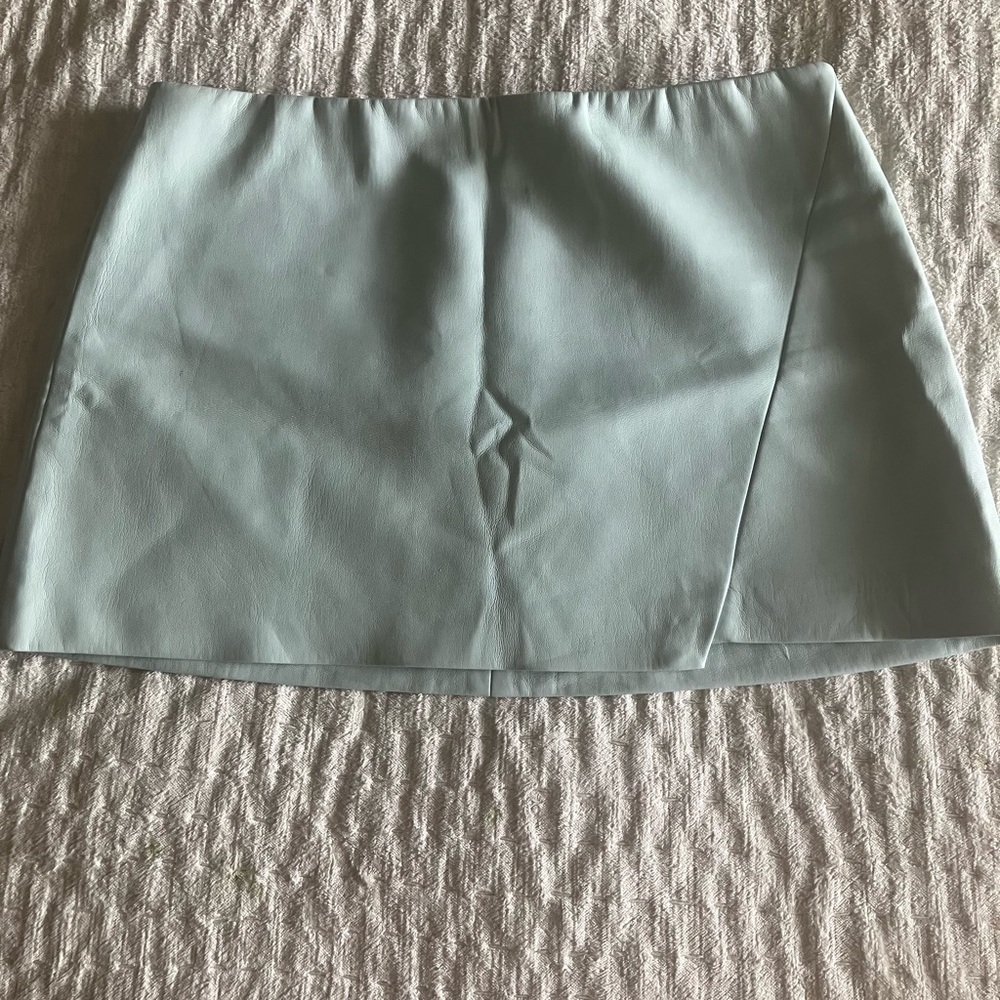 ALICE + OLIVIA Lilia Vegan Leather Crossover Skirt 4 Powder Blue Mint Green - Picture 5 of 7